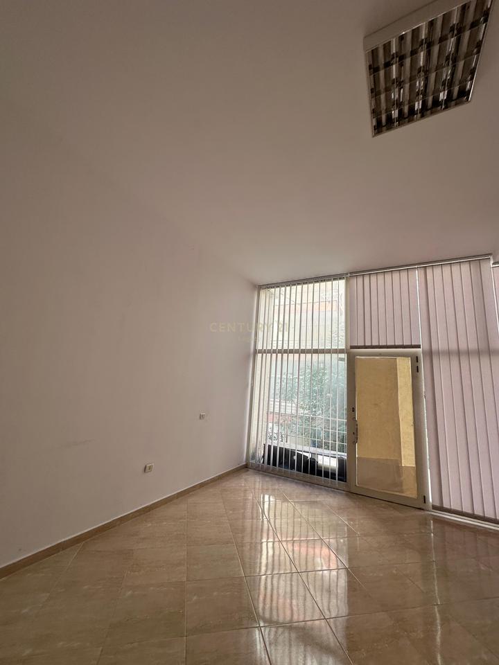 Locale commerciale (negozio) in affitto nella zona Fresku