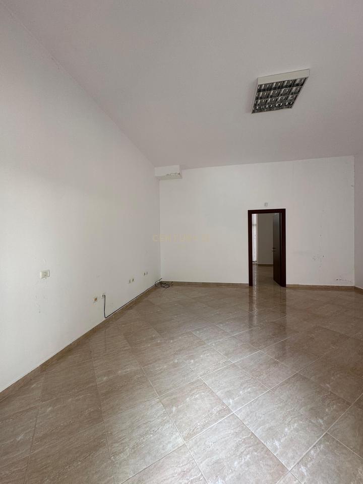 Locale commerciale (negozio) in affitto nella zona Fresku