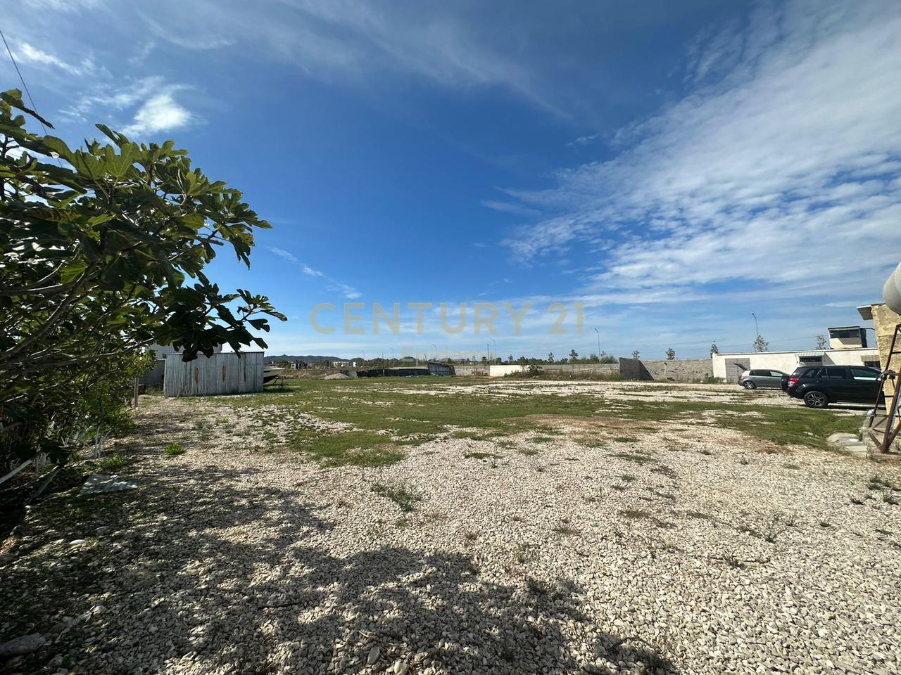 Terreno e spazio commerciale (servizio) in affitto alla periferia di Durrës!!