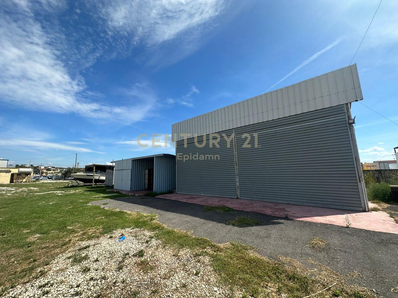 Terreno e spazio commerciale (servizio) in affitto alla periferia di Durrës!!