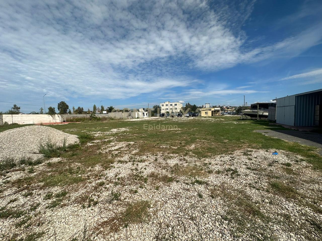 Terreno e spazio commerciale (servizio) in affitto alla periferia di Durrës!!