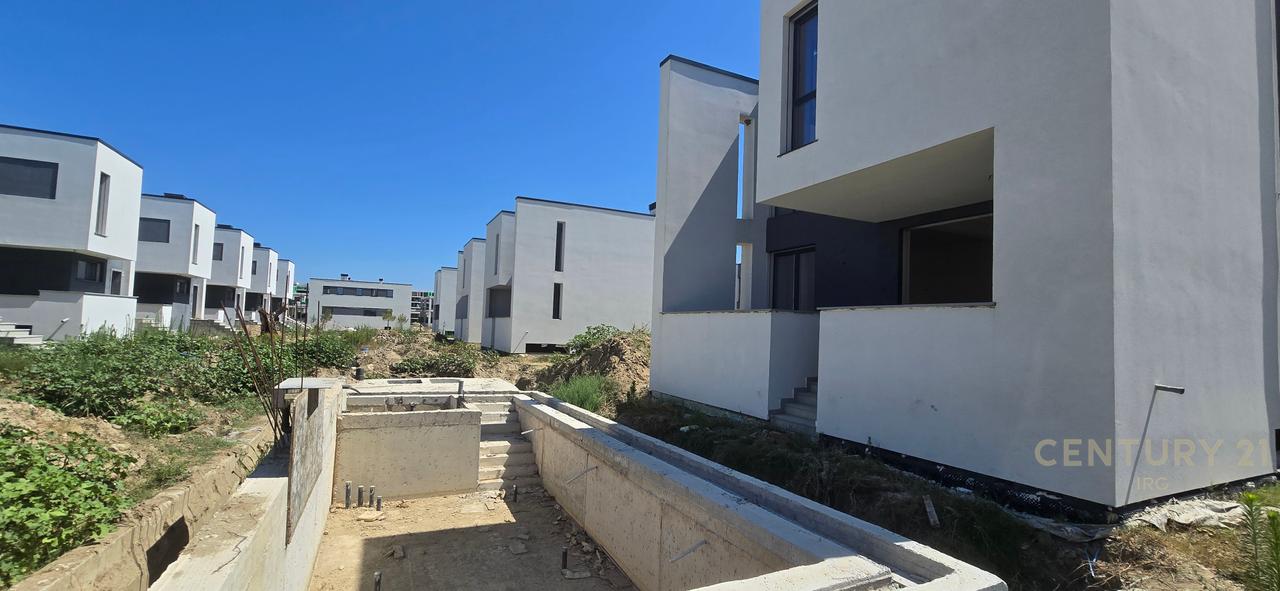 VILE 3-KATESHE ME PISHINE TE TURQUOISE MARINA, GJIRI I LALEZIT!