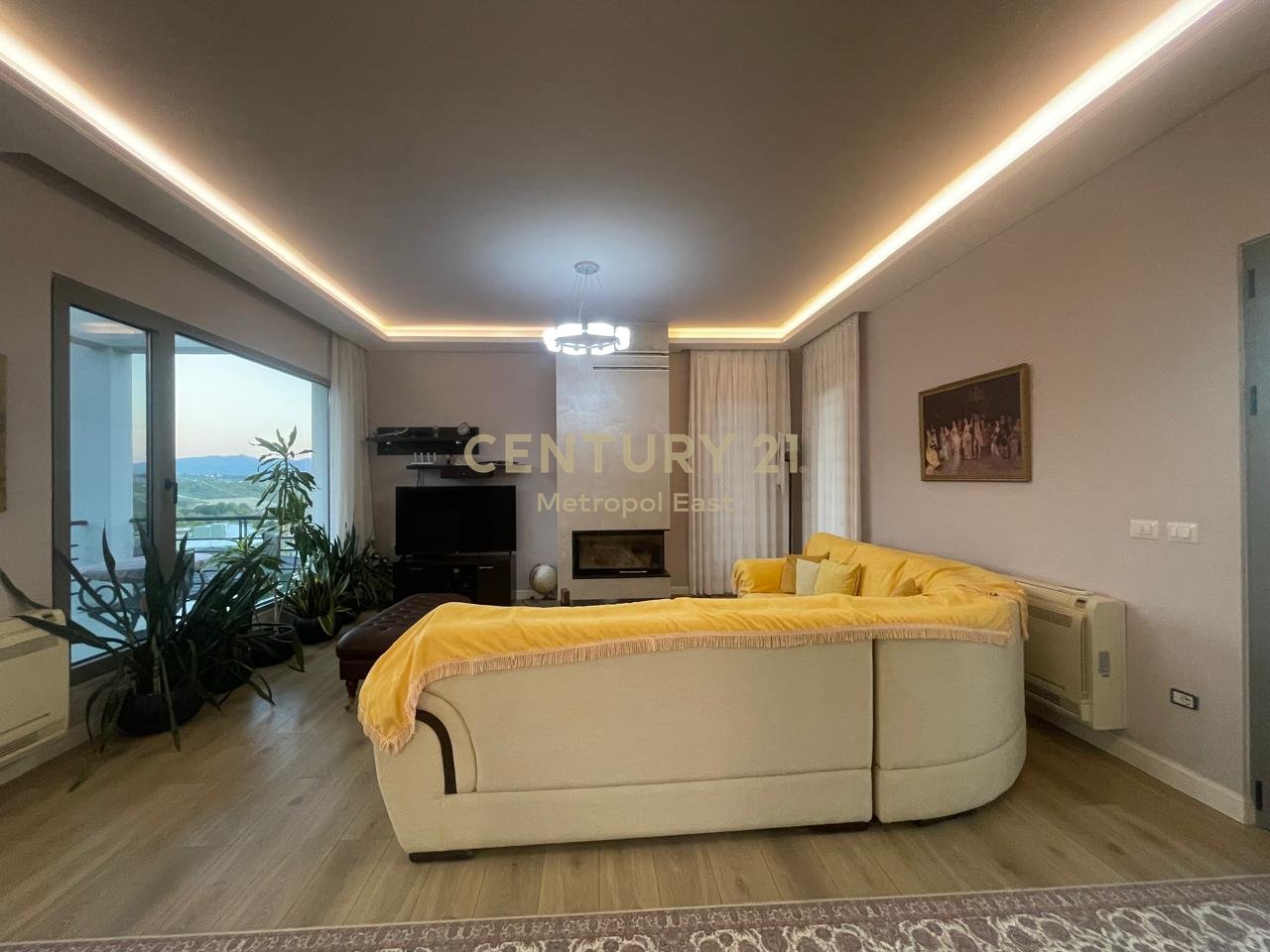 VILLA SU 3 PIANI IN VENDITA CON UN TERRENO DI 1000m2 NELL'AREA DI FARKA