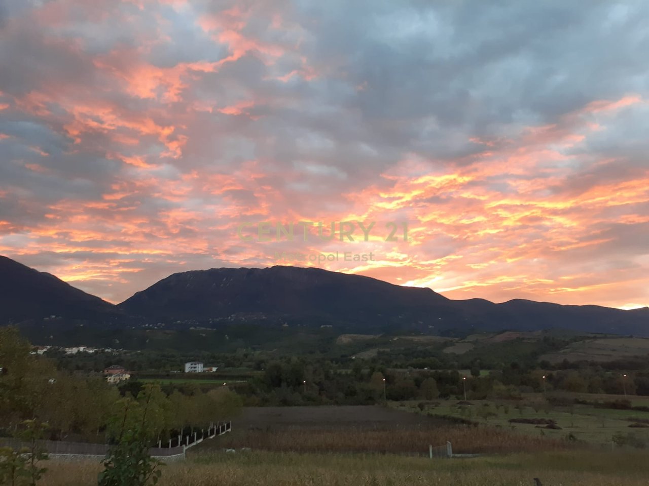 VILLA SU 3 PIANI IN VENDITA CON UN TERRENO DI 1000m2 NELL'AREA DI FARKA