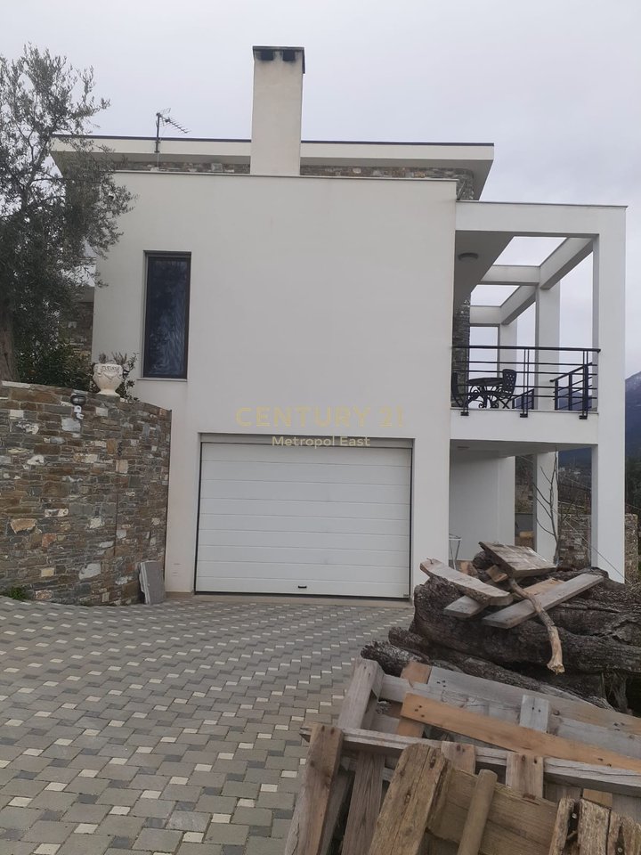 VILLA SU 3 PIANI IN VENDITA CON UN TERRENO DI 1000m2 NELL'AREA DI FARKA