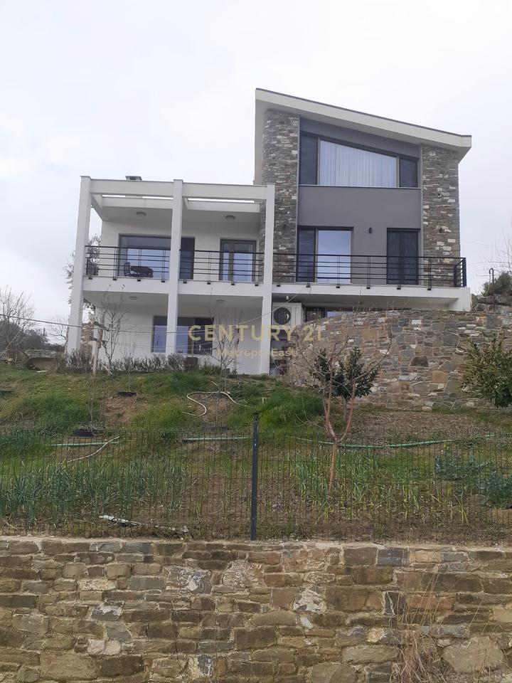 VILLA SU 3 PIANI IN VENDITA CON UN TERRENO DI 1000m2 NELL'AREA DI FARKA
