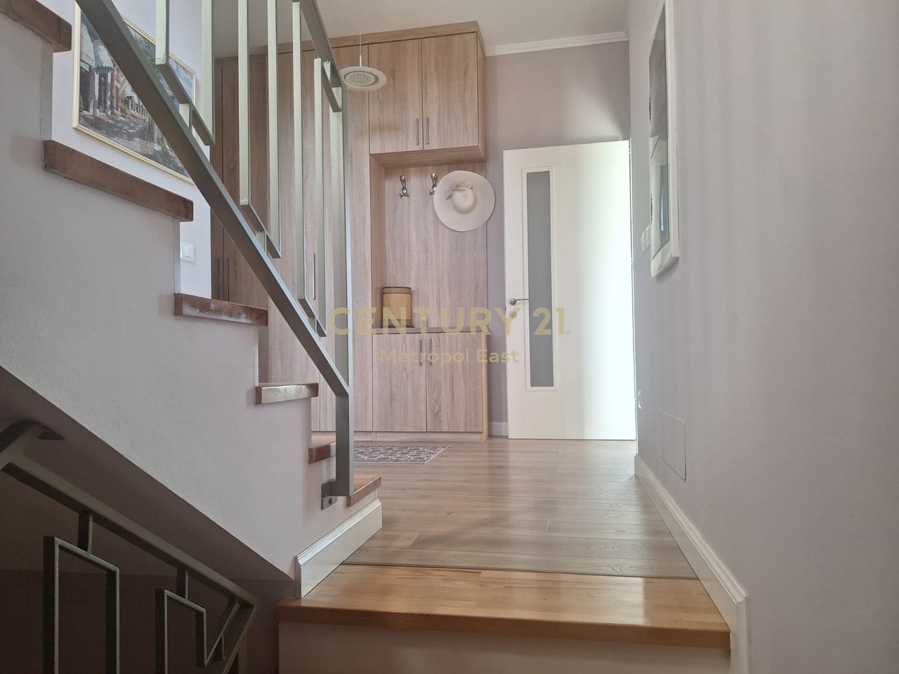VILLA SU 3 PIANI IN VENDITA CON UN TERRENO DI 1000m2 NELL'AREA DI FARKA