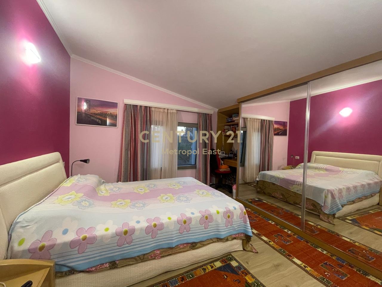 VILLA SU 3 PIANI IN VENDITA CON UN TERRENO DI 1000m2 NELL'AREA DI FARKA