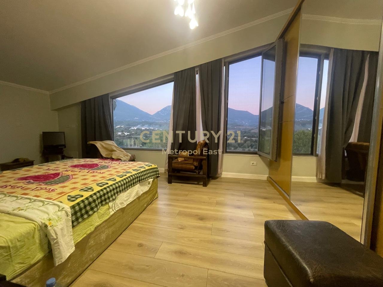 VILLA SU 3 PIANI IN VENDITA CON UN TERRENO DI 1000m2 NELL'AREA DI FARKA
