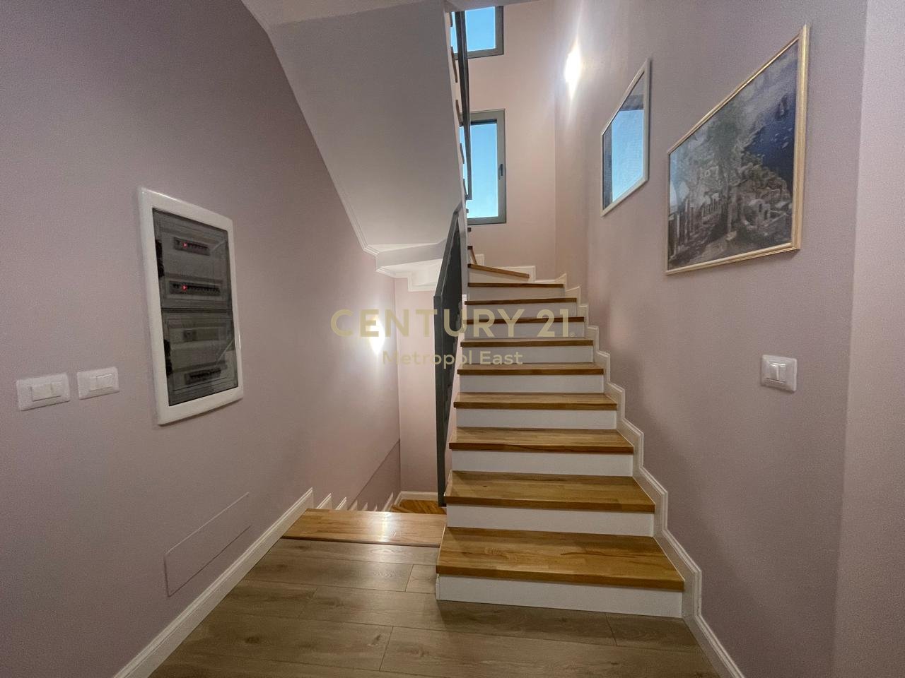 VILLA SU 3 PIANI IN VENDITA CON UN TERRENO DI 1000m2 NELL'AREA DI FARKA