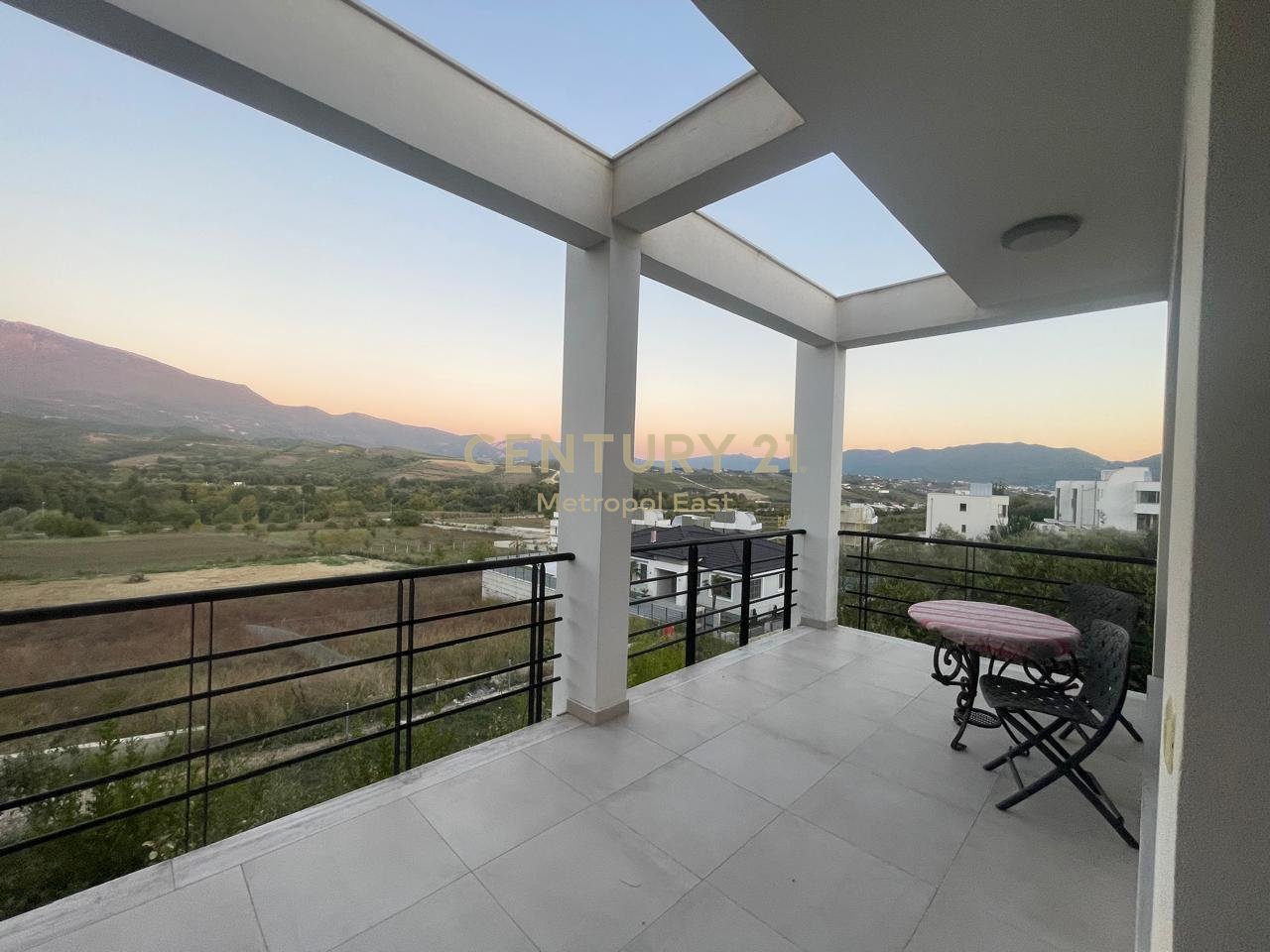 VILLA SU 3 PIANI IN VENDITA CON UN TERRENO DI 1000m2 NELL'AREA DI FARKA
