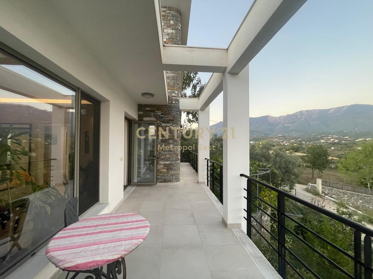 VILLA SU 3 PIANI IN VENDITA CON UN TERRENO DI 1000m2 NELL'AREA DI FARKA