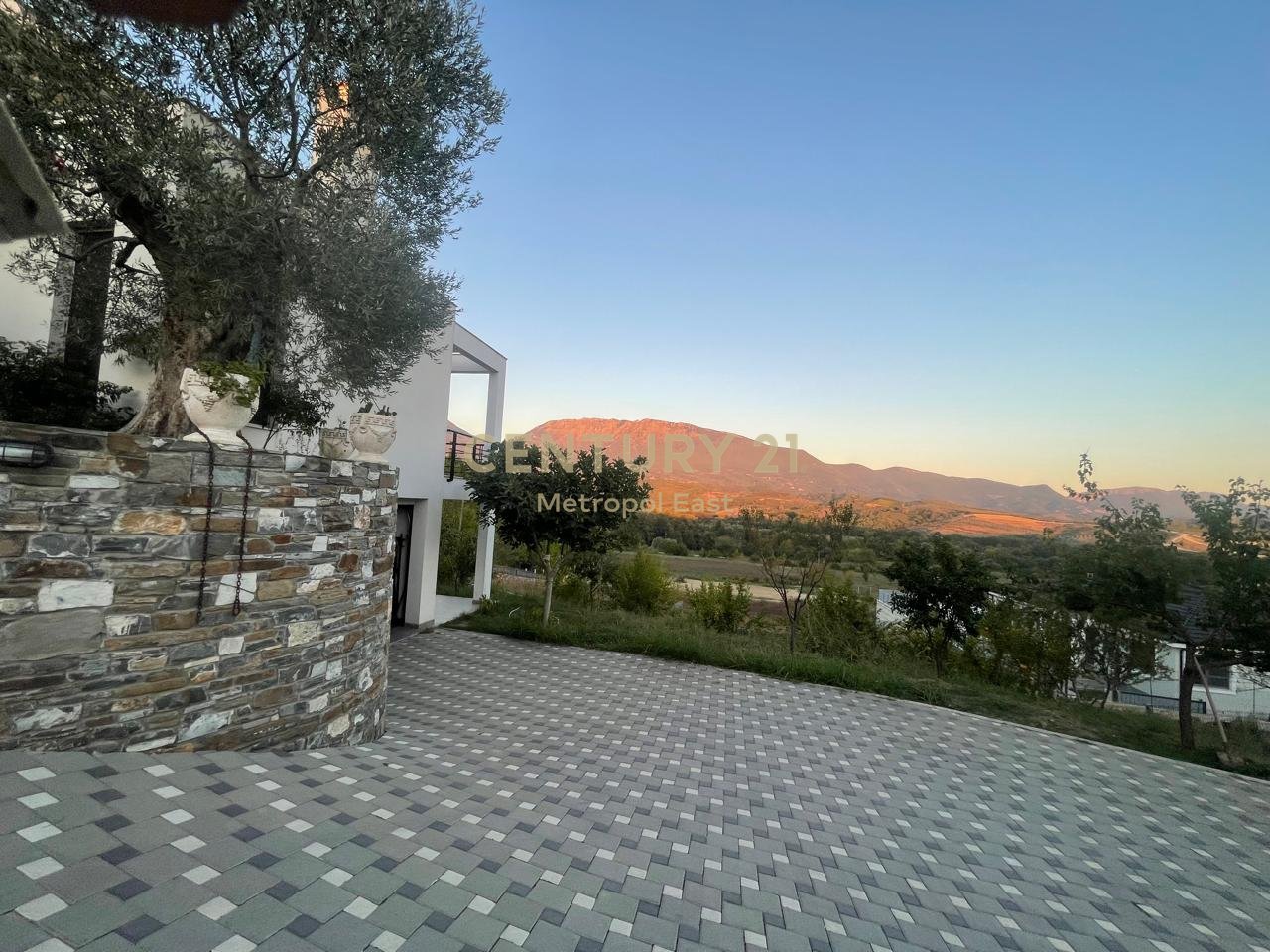 VILLA SU 3 PIANI IN VENDITA CON UN TERRENO DI 1000m2 NELL'AREA DI FARKA