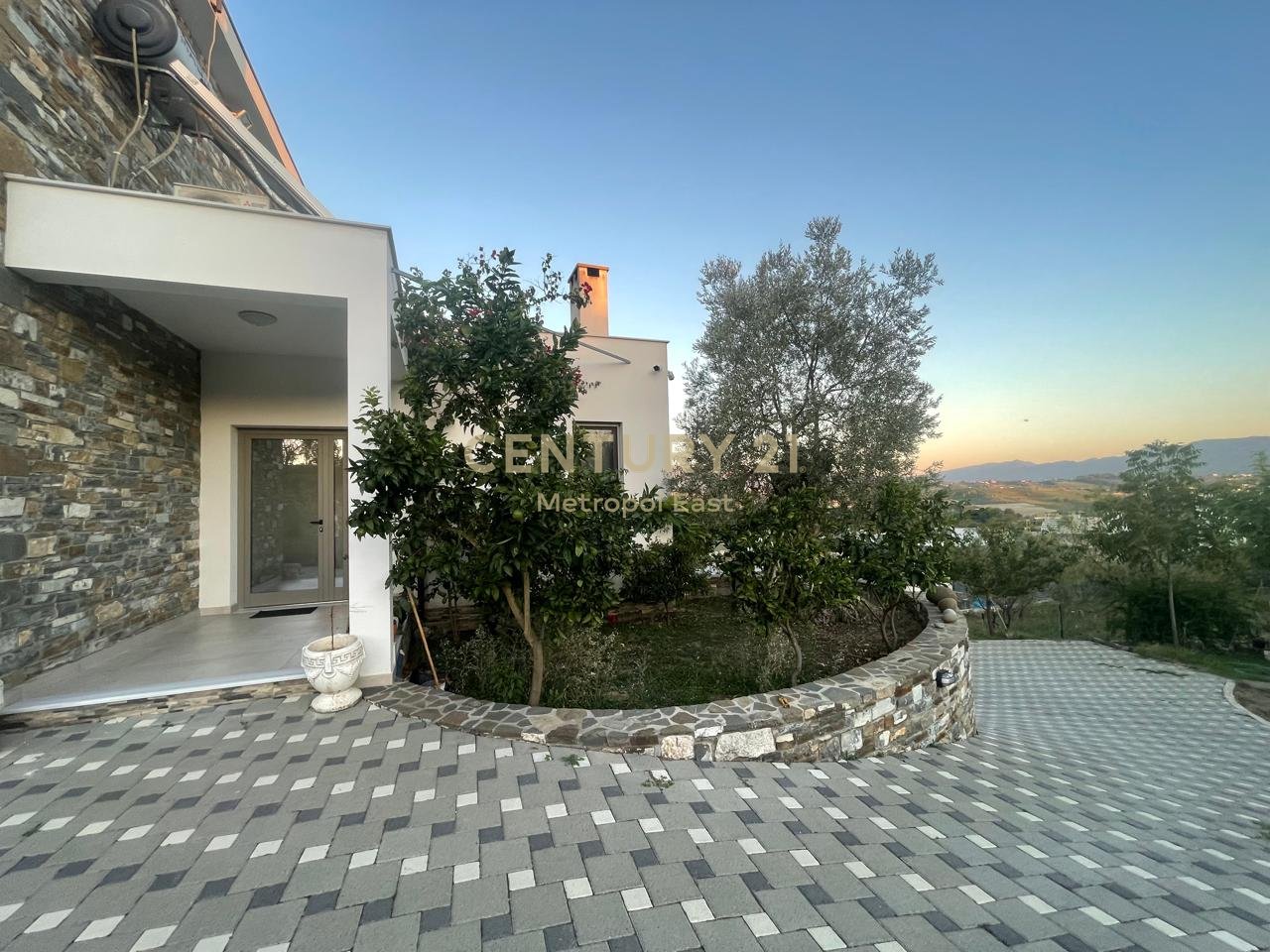 VILLA SU 3 PIANI IN VENDITA CON UN TERRENO DI 1000m2 NELL'AREA DI FARKA