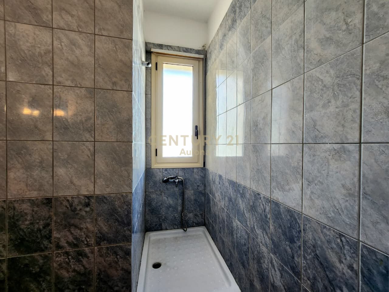 Apartament 2+1 me Qira pranë Bulevardit Kryesor, Vlorë
