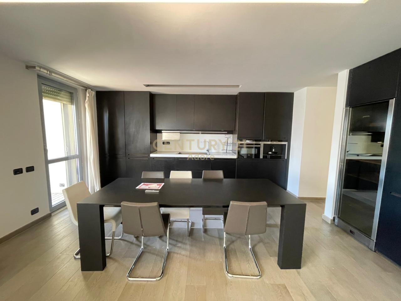 JEPET ME QIRA APARTAMENT PËR ZYRË TEK TORRE DRINI, NË QENDËR TË TIRANËS