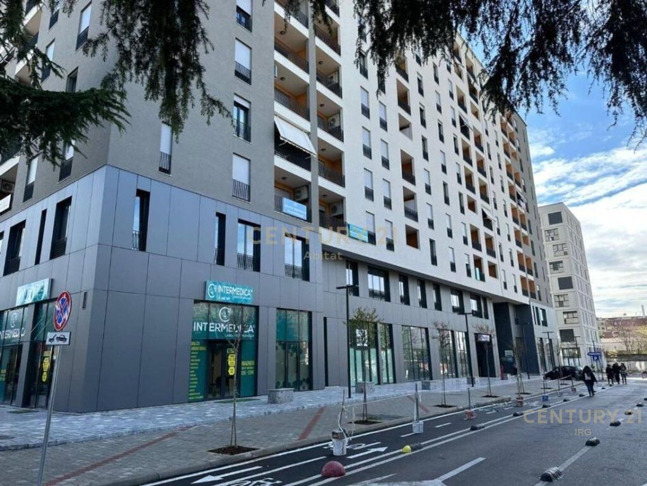 Ambjent per zyre me qera tek Kompleksi Zirkon,Rr Kongresi  Manastirit