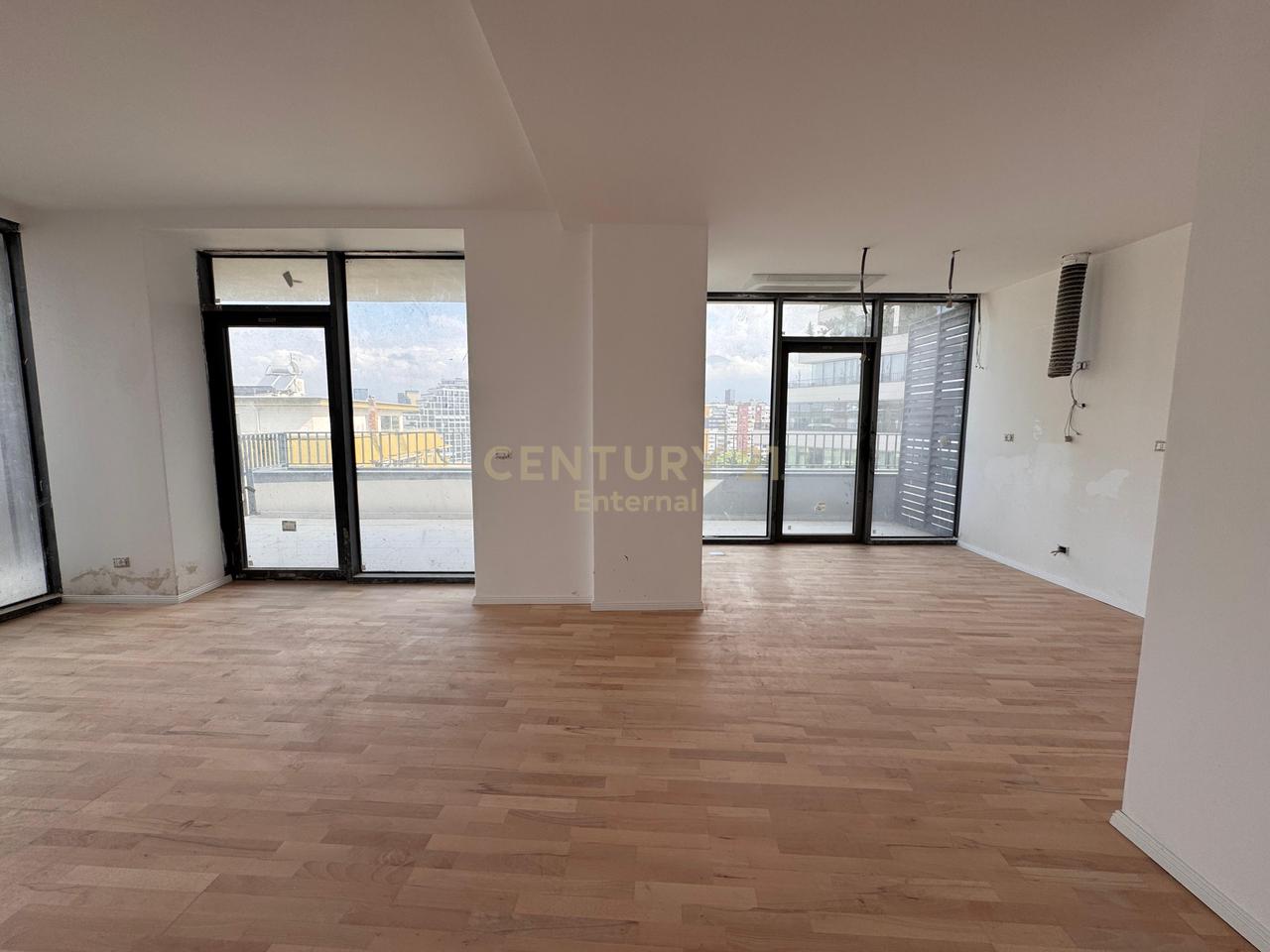 Zyra 2+1+ Parkim Me Qira në Lake View