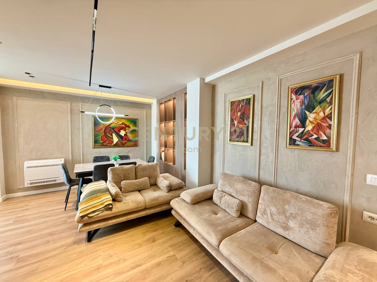 QIRA, APARTAMENT 3+1+2 + DEPO, RRUGA E KAVAJES!