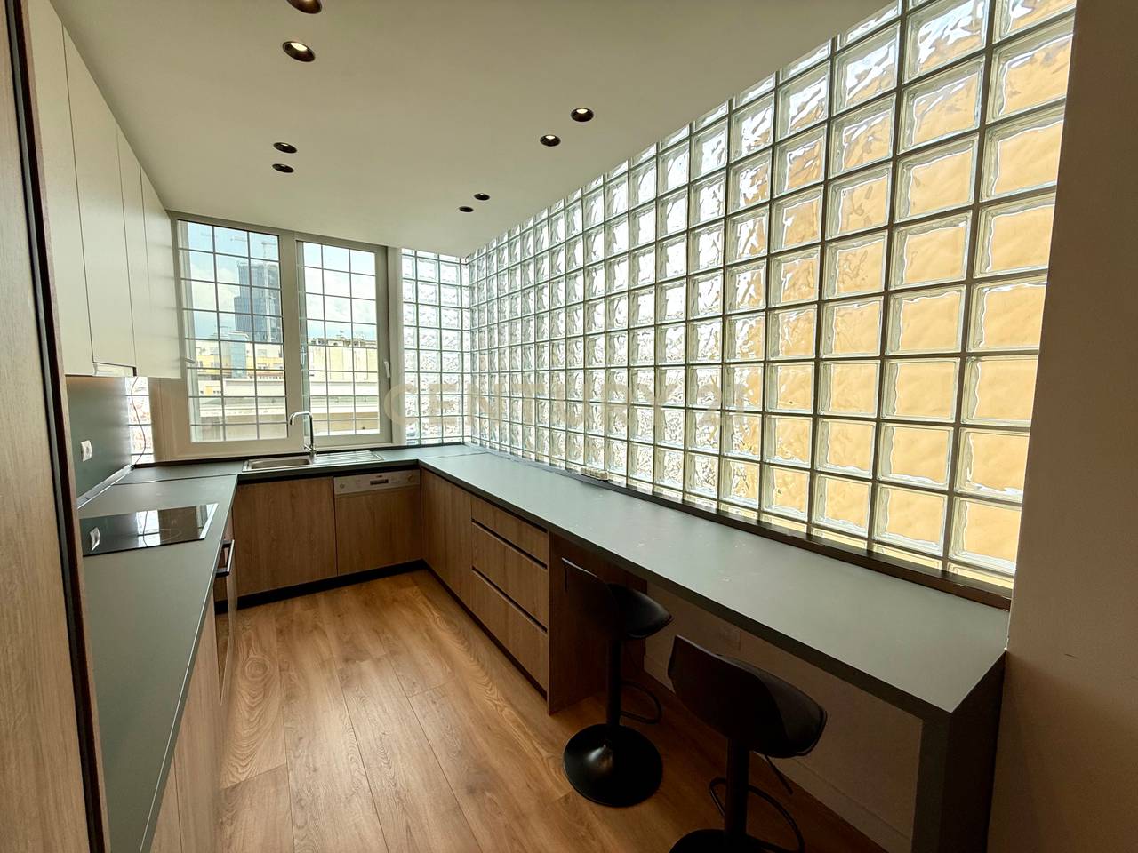 QIRA, APARTAMENT 3+1+2 + DEPO, RRUGA E KAVAJES!