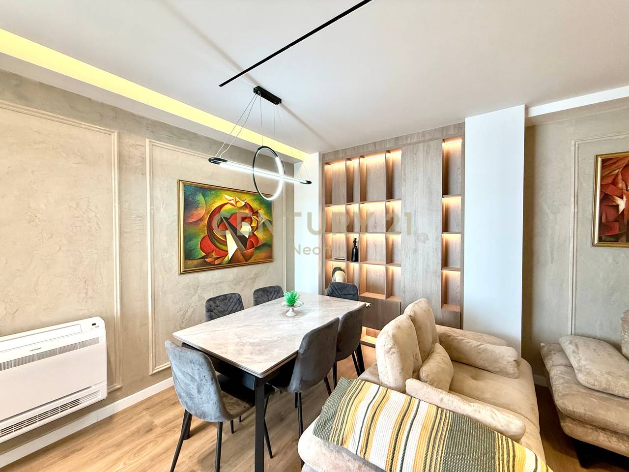 QIRA, APARTAMENT 3+1+2 + DEPO, RRUGA E KAVAJES!