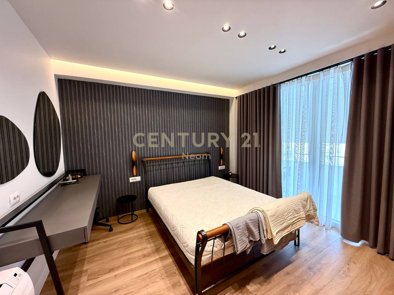 QIRA, APARTAMENT 3+1+2 + DEPO, RRUGA E KAVAJES!