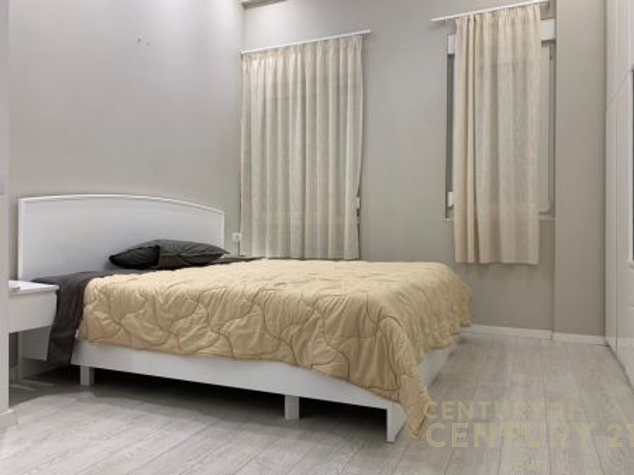 SHITET PENTHOUSE 2+1+ POST PARKIMI PRANE LIQENIT TE THATE