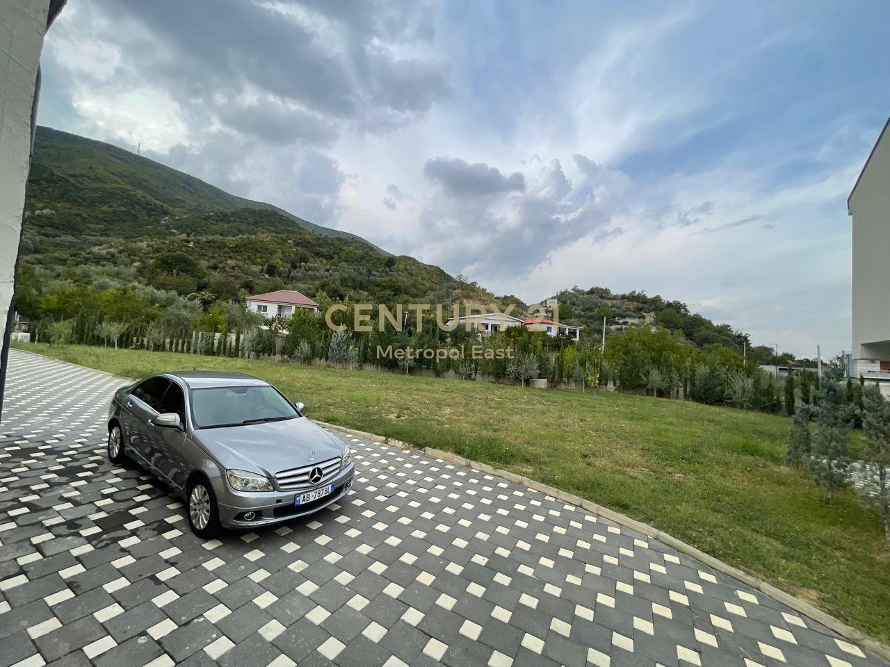 JEPET ME QIRA VILE 2-KATESHE PREMIUM ME 2000m2 TOKE TE GJELBERUAR NE ZONEN E BERZHITES