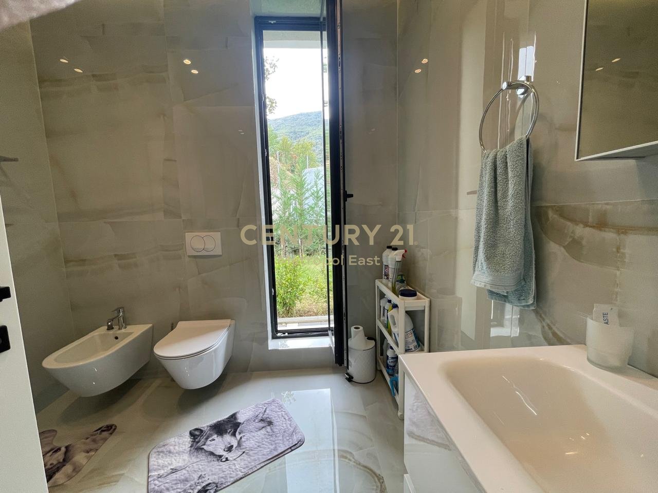 JEPET ME QIRA VILE 2-KATESHE PREMIUM ME 2000m2 TOKE TE GJELBERUAR NE ZONEN E BERZHITES