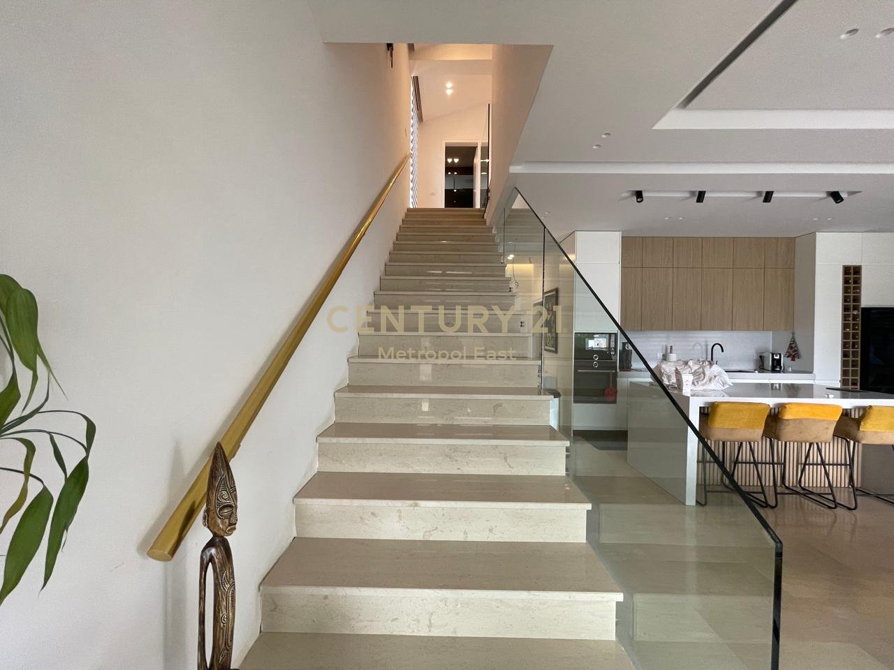 JEPET ME QIRA VILE 2-KATESHE PREMIUM ME 2000m2 TOKE TE GJELBERUAR NE ZONEN E BERZHITES