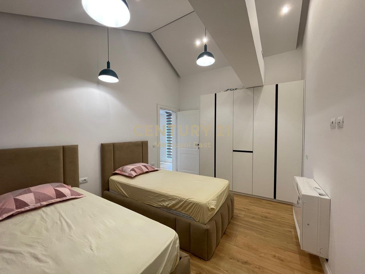 JEPET ME QIRA VILE 2-KATESHE PREMIUM ME 2000m2 TOKE TE GJELBERUAR NE ZONEN E BERZHITES