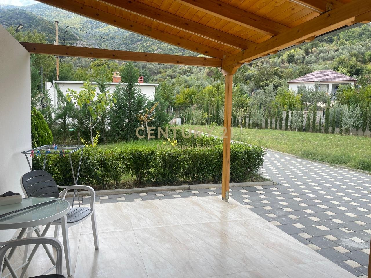 JEPET ME QIRA VILE 2-KATESHE PREMIUM ME 2000m2 TOKE TE GJELBERUAR NE ZONEN E BERZHITES