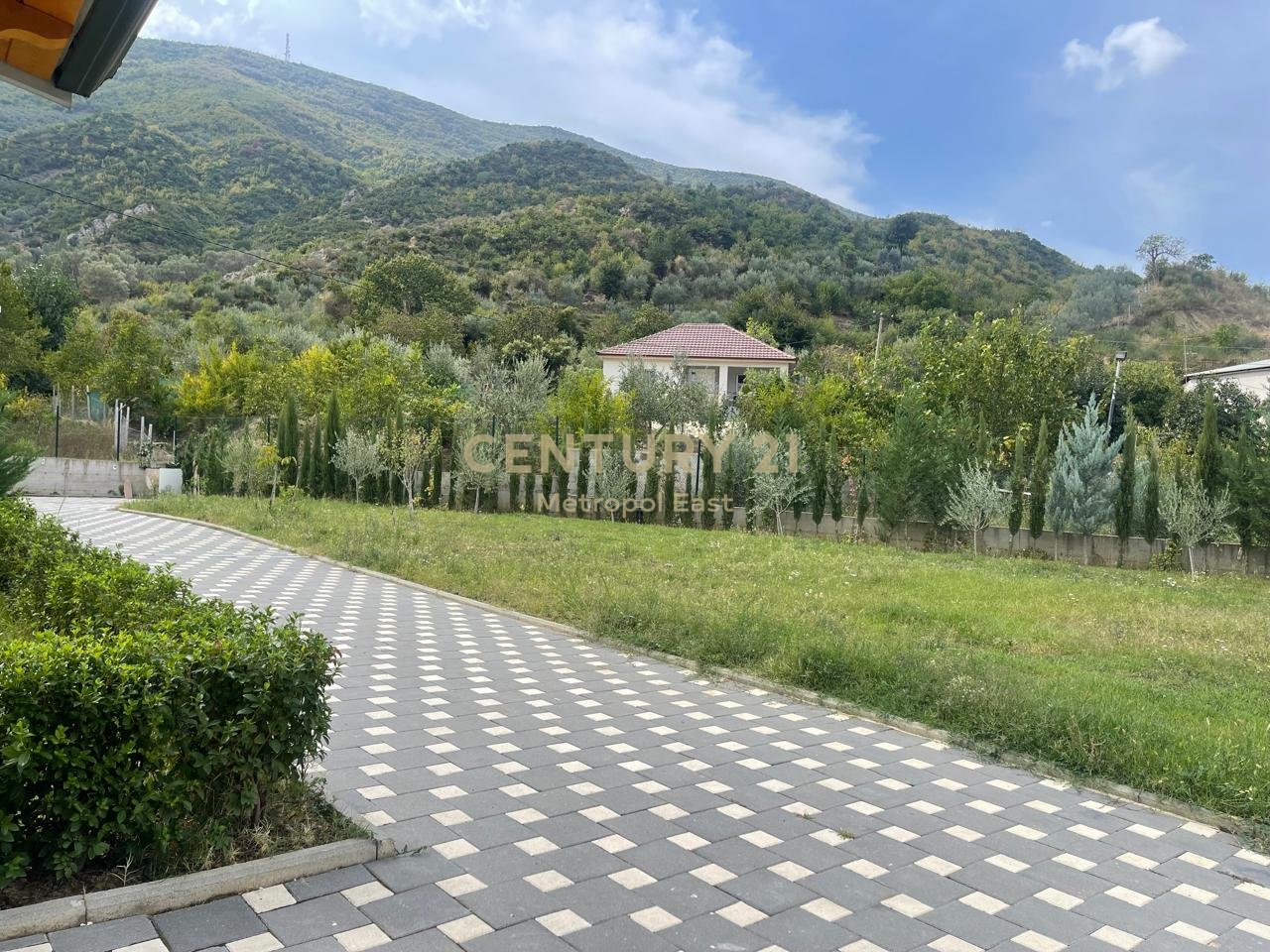 JEPET ME QIRA VILE 2-KATESHE PREMIUM ME 2000m2 TOKE TE GJELBERUAR NE ZONEN E BERZHITES