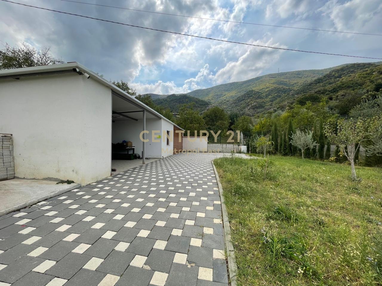 JEPET ME QIRA VILE 2-KATESHE PREMIUM ME 2000m2 TOKE TE GJELBERUAR NE ZONEN E BERZHITES