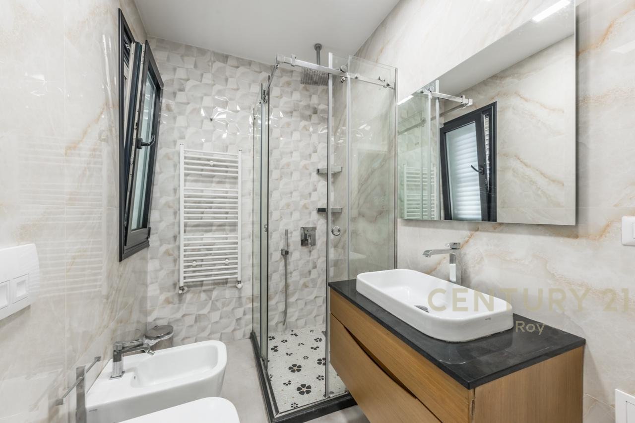 SHITET PENTHOUSE PRAKTIK PËR JETESË KOMODE!