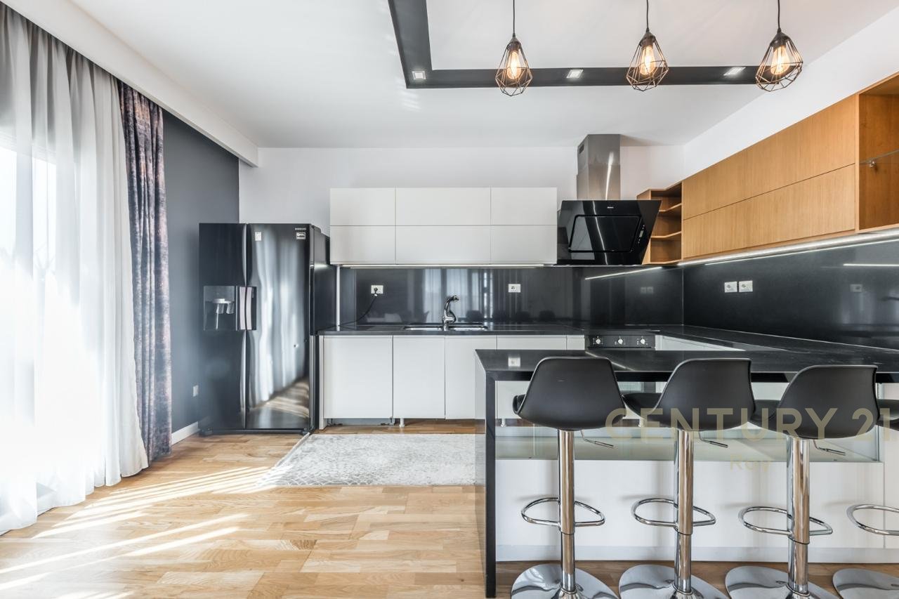 SHITET PENTHOUSE PRAKTIK PËR JETESË KOMODE!