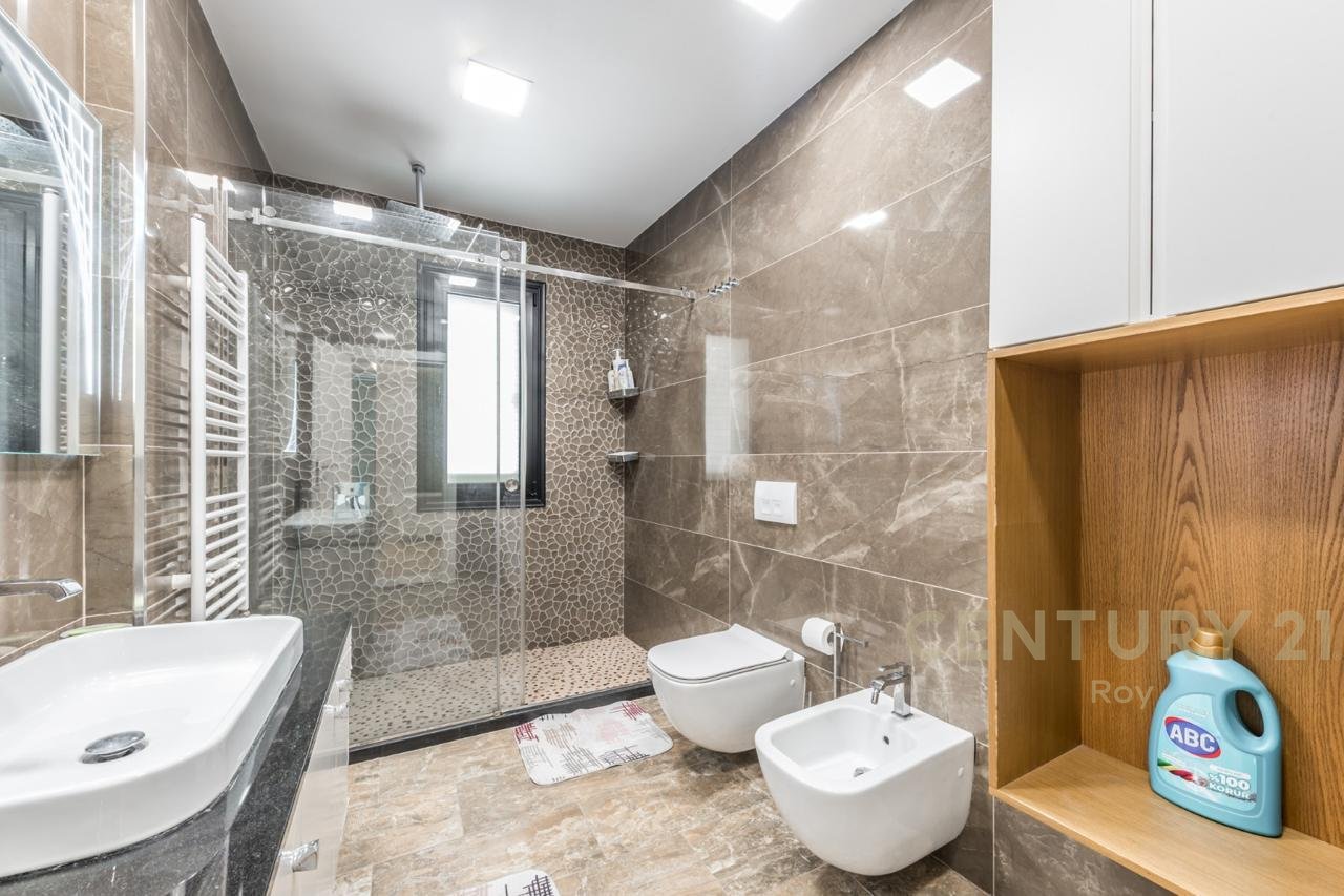 SHITET PENTHOUSE PRAKTIK PËR JETESË KOMODE!