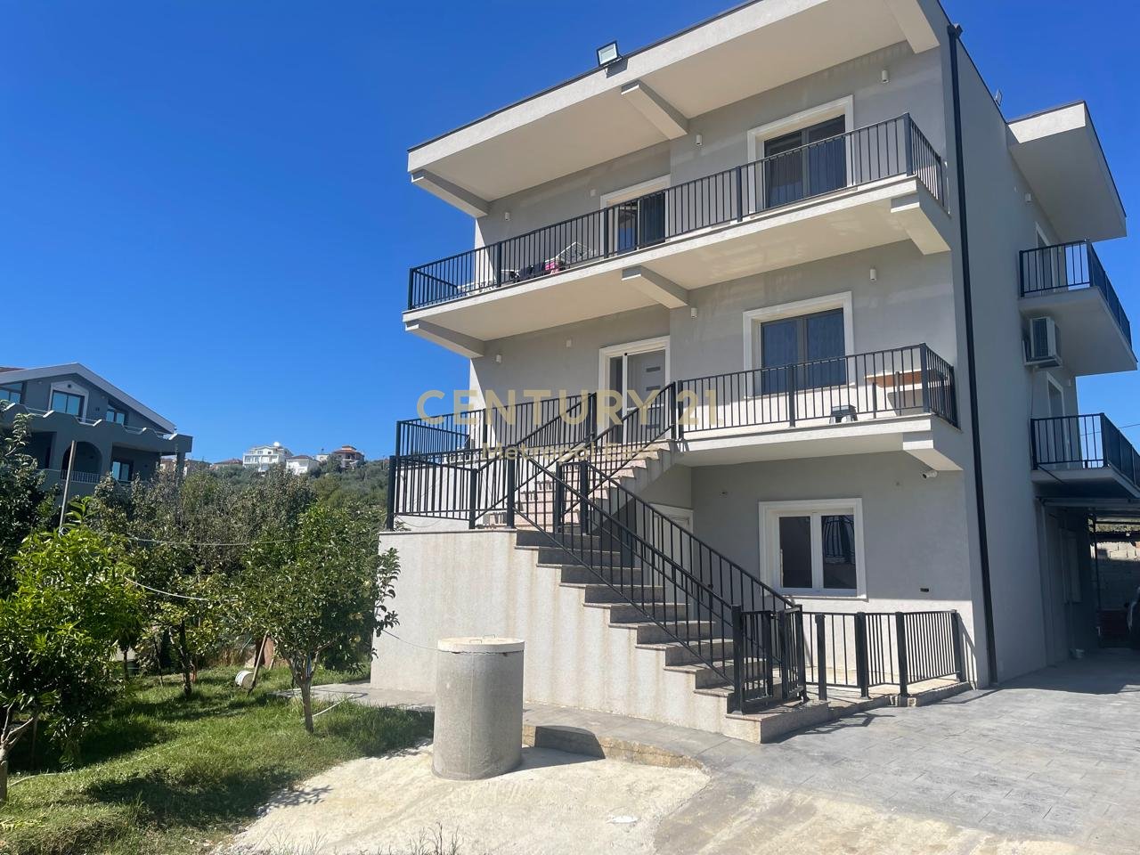 VILLA INDIVIDUALE IN AFFITTO CIRCONDATA DA 1000m2 DI VERDE NELL'AREA DI LUNDRA