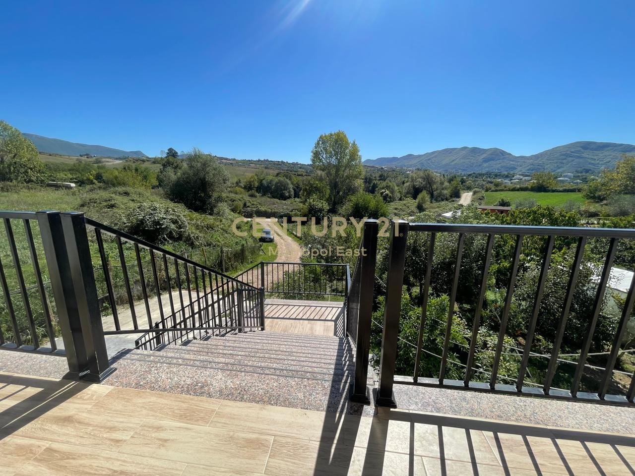 VILLA INDIVIDUALE IN AFFITTO CIRCONDATA DA 1000m2 DI VERDE NELL'AREA DI LUNDRA