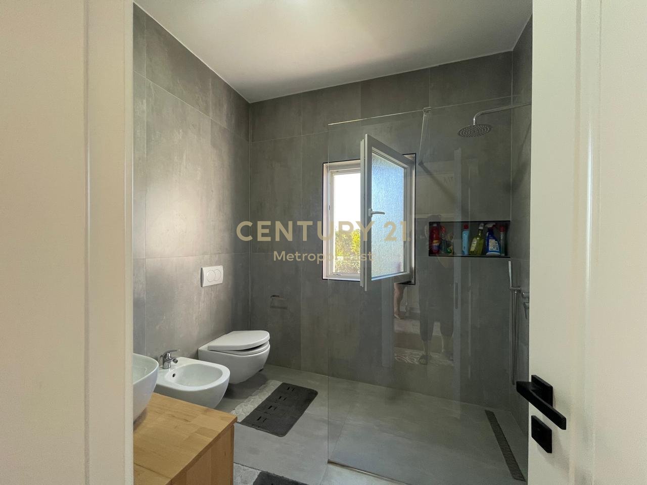 VILLA INDIVIDUALE IN AFFITTO CIRCONDATA DA 1000m2 DI VERDE NELL'AREA DI LUNDRA