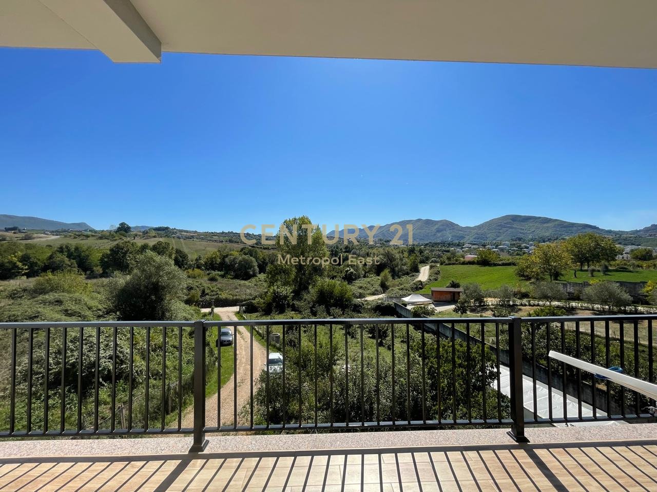 VILLA INDIVIDUALE IN AFFITTO CIRCONDATA DA 1000m2 DI VERDE NELL'AREA DI LUNDRA