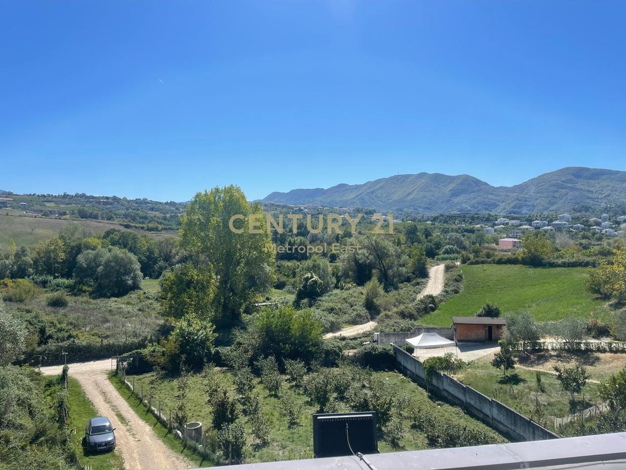 VILLA INDIVIDUALE IN AFFITTO CIRCONDATA DA 1000m2 DI VERDE NELL'AREA DI LUNDRA