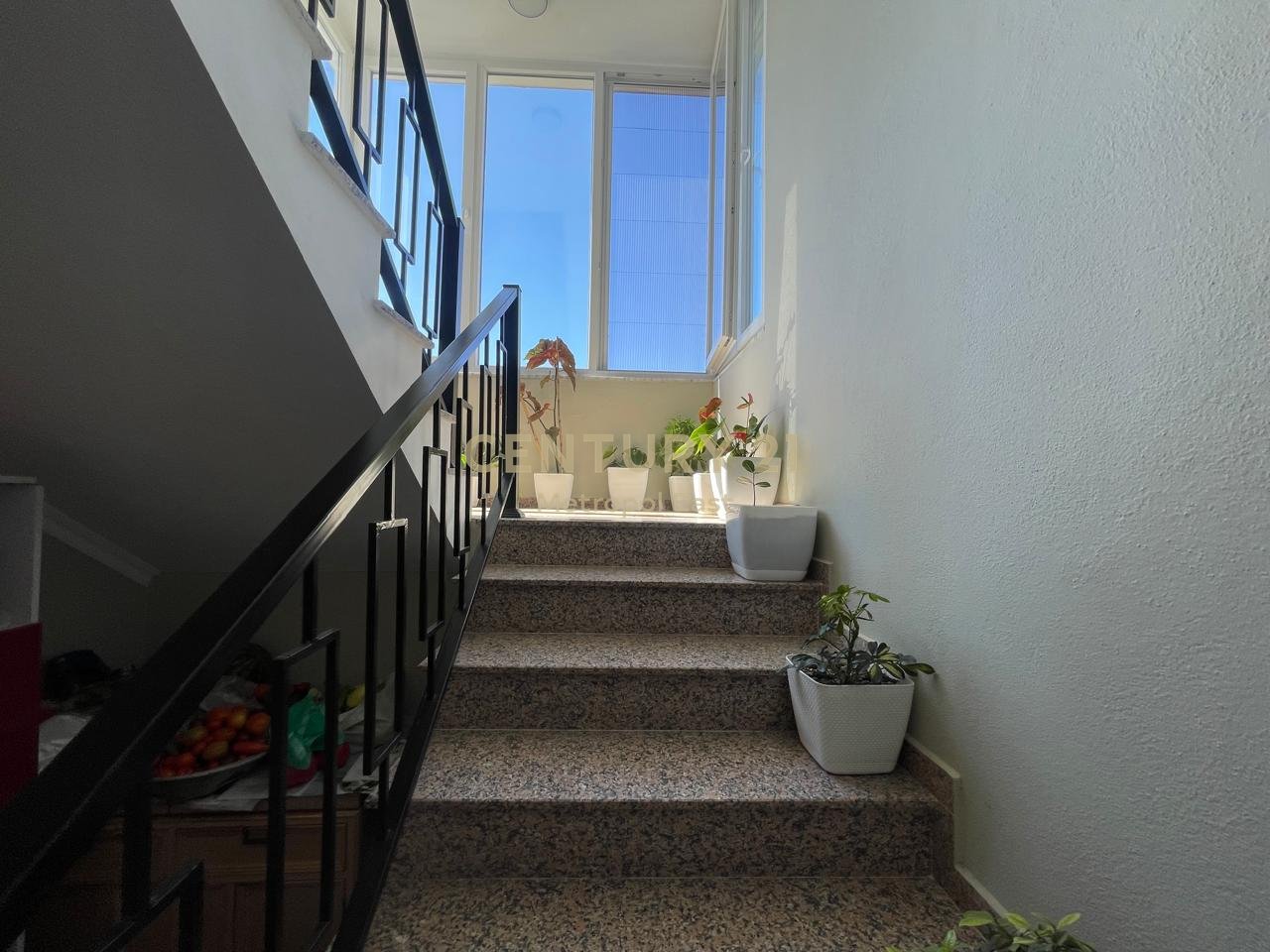 VILLA INDIVIDUALE IN AFFITTO CIRCONDATA DA 1000m2 DI VERDE NELL'AREA DI LUNDRA