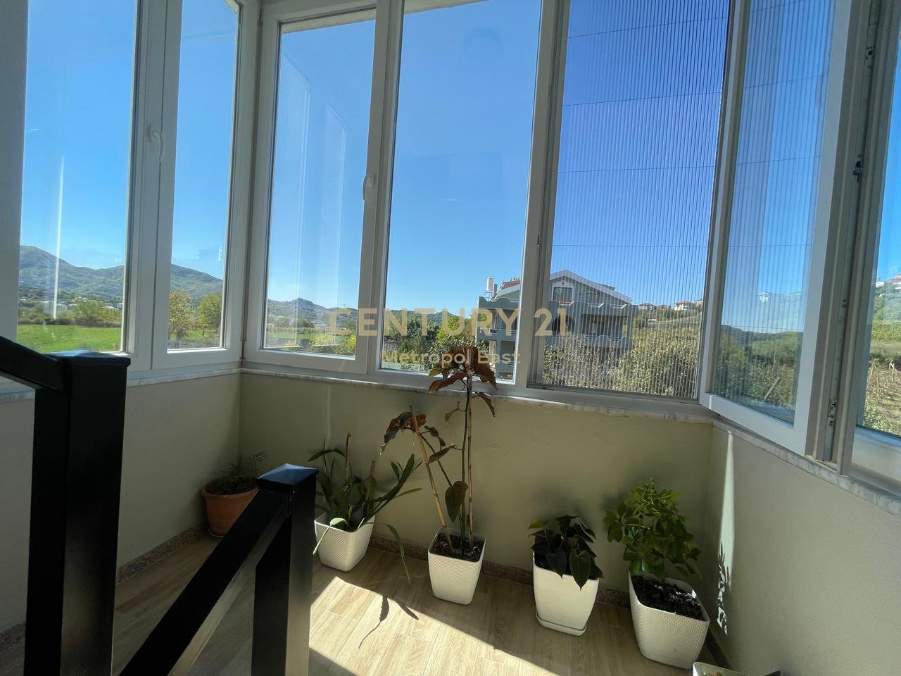 VILLA INDIVIDUALE IN AFFITTO CIRCONDATA DA 1000m2 DI VERDE NELL'AREA DI LUNDRA