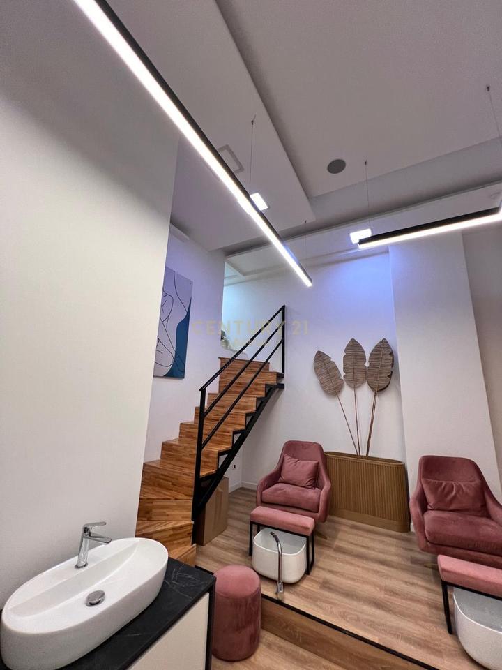 Unità in vendita sulla strada principale vicino alla Raiffeisen Bank, Astir!