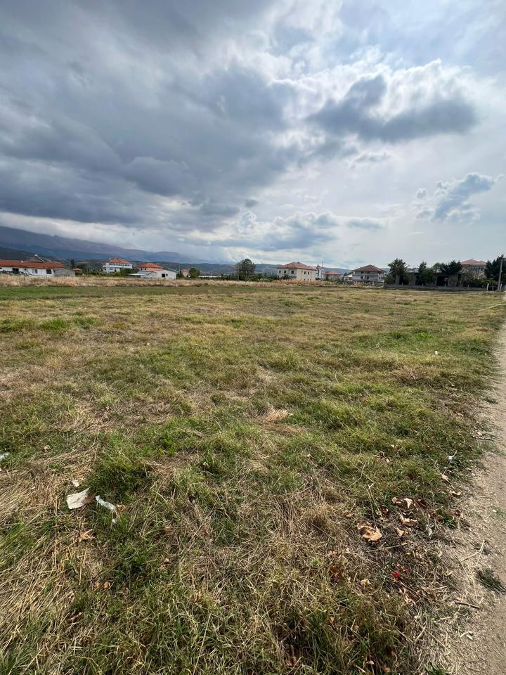 Shitet Tokë në Pogradec, Vetëm 30 m nga Liqeni