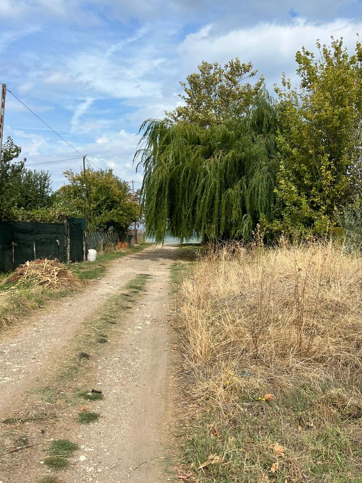 Shitet Tokë në Pogradec, Vetëm 30 m nga Liqeni