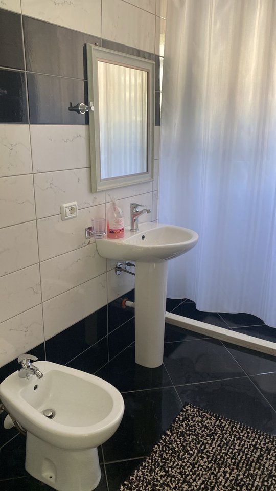 JAPIM ME QIRA  APARTAMENT 1+1 NE "UJE TE FTOHTE" ME PAMJE NE DET!!!