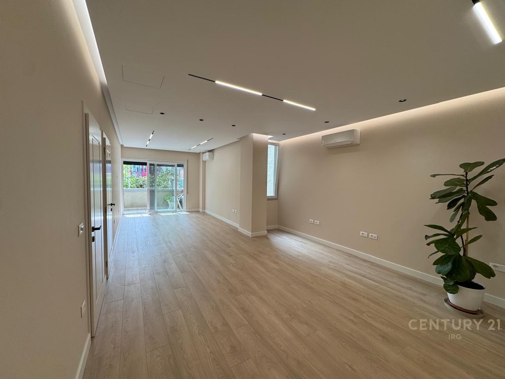 Oficina 2 habitaciones 114 m² en Tirana Municipality, Albania