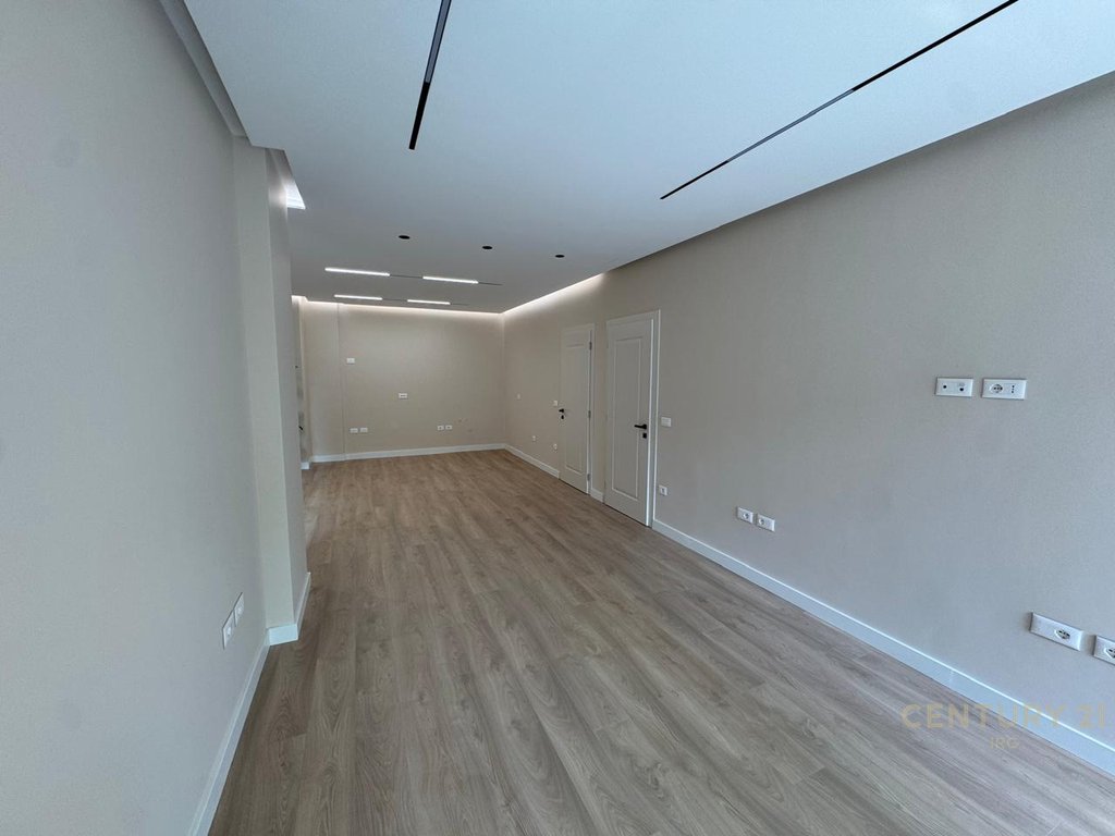 Oficina 2 habitaciones 114 m² en Tirana Municipality, Albania